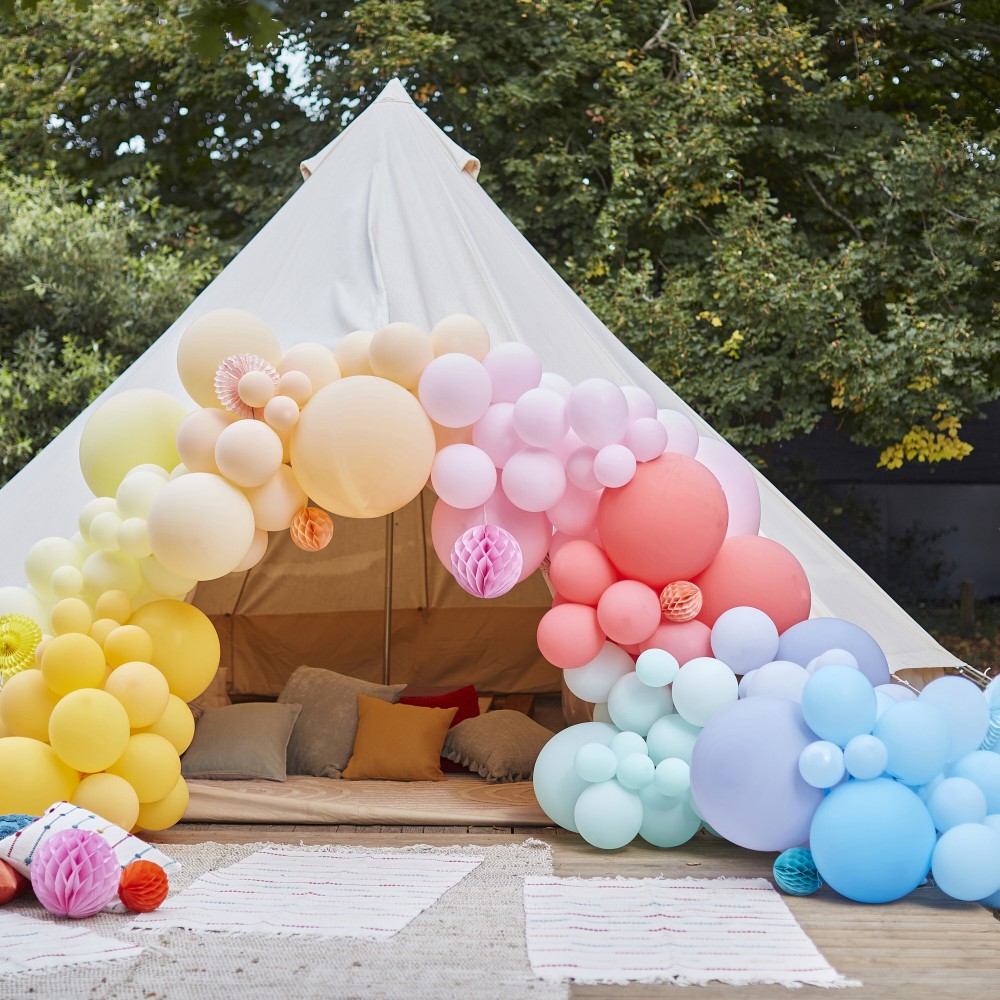 Balónová dekoračná sada oblúk pastelové farby s rozetkami a honeycombs